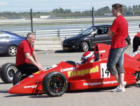 Racingteam Vestergaard aftaler de sidste detaljer inden racet på TT Circuit Assen.